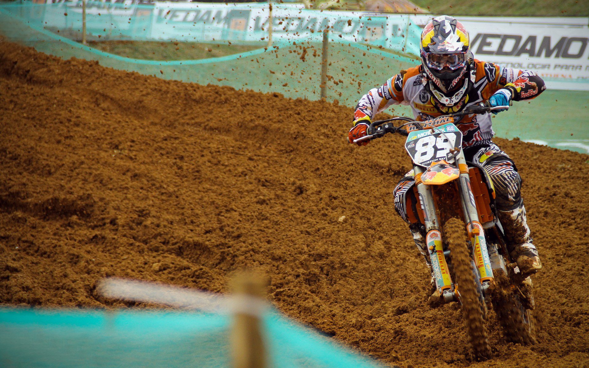 内马尔重返赛场，重要助攻首场状态出色，法国队观众沸腾！引发球迷热议