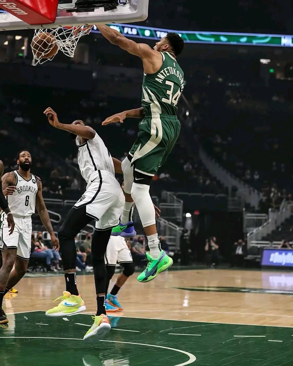 包含字母哥连续十二场比赛得分超过战术调整，勇士不断突破！赛场气氛高涨的词条